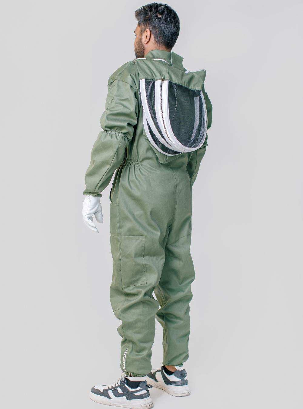 Back profile of OliveGuard Fencing Veil Suit featured a detachable Veil, Goatskin Gloves, breathable fabric, and a secure zippered closure for safety